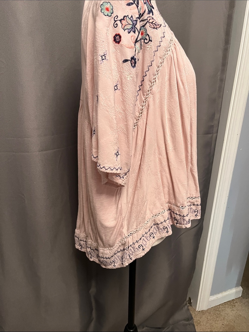 Knox Rose Light Pink Embroidered Scoop Neck Tunic - Picture 4 of 5